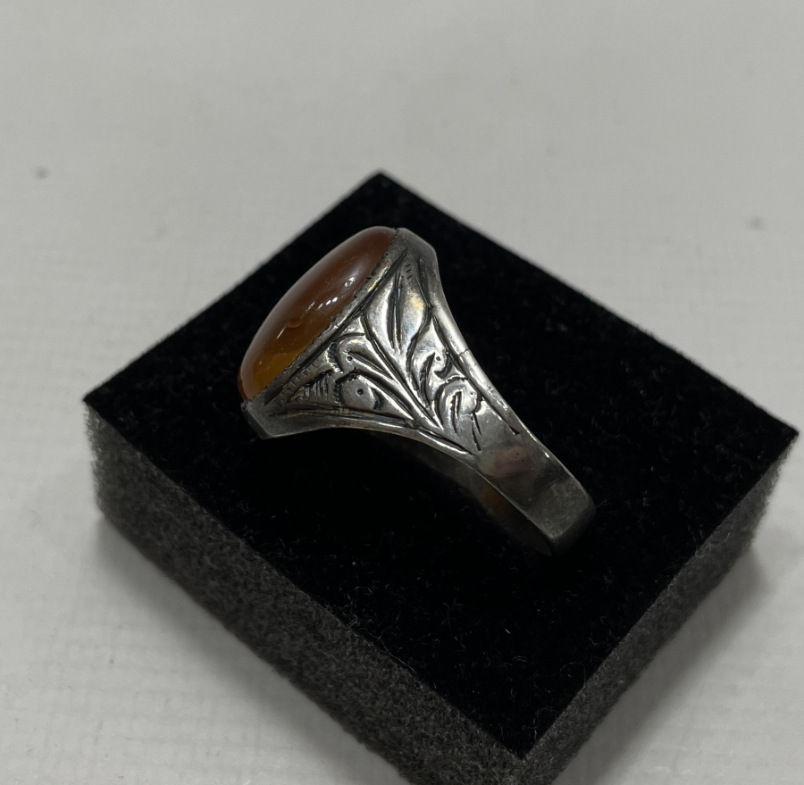 AKİK TAŞLI VE YAN KISIMLARI İŞLEMELİ GÜMÜŞ YÜZÜK