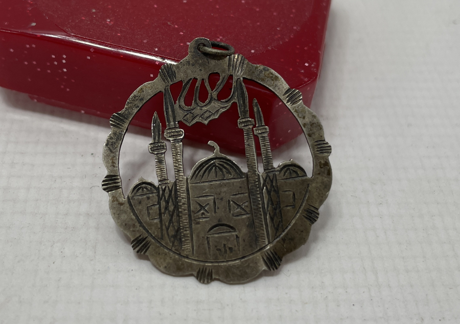 ÜZERİ KALEM İŞÇİLİKLİ VE ALLAH YAZILI CAMİ MOTİFLİ KOLYE UCU