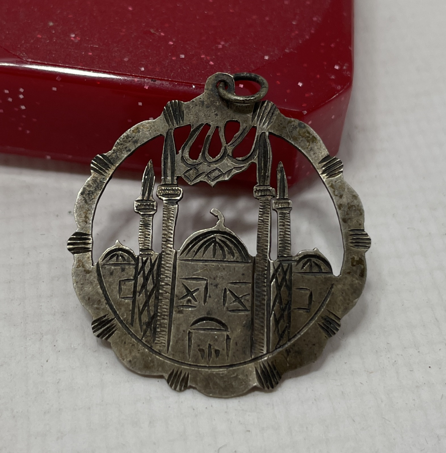 ÜZERİ KALEM İŞÇİLİKLİ VE ALLAH YAZILI CAMİ MOTİFLİ KOLYE UCU