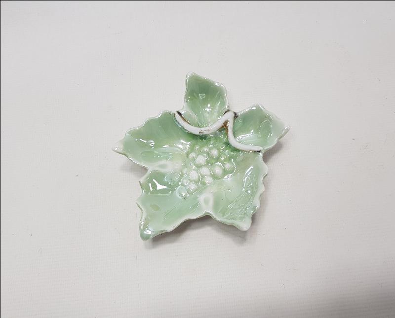 OSMANLI DÖNEMİ YAPRAK FORMLU PORSELEN KÜL TABLASI 