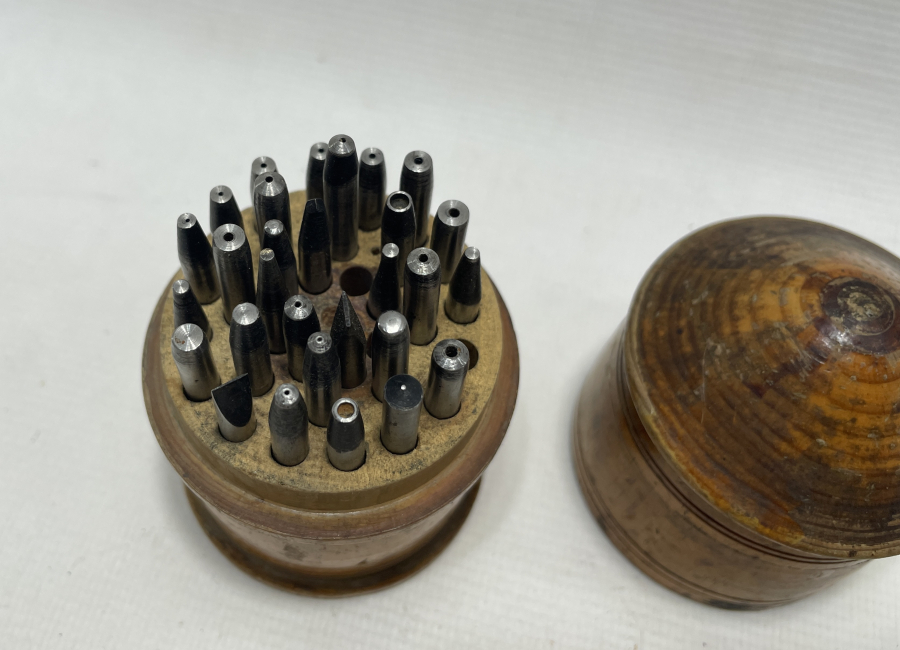 OSMANLI DÖNEMİ ŞİMŞİR KUTUSUNDA SAATÇİ ALETİ