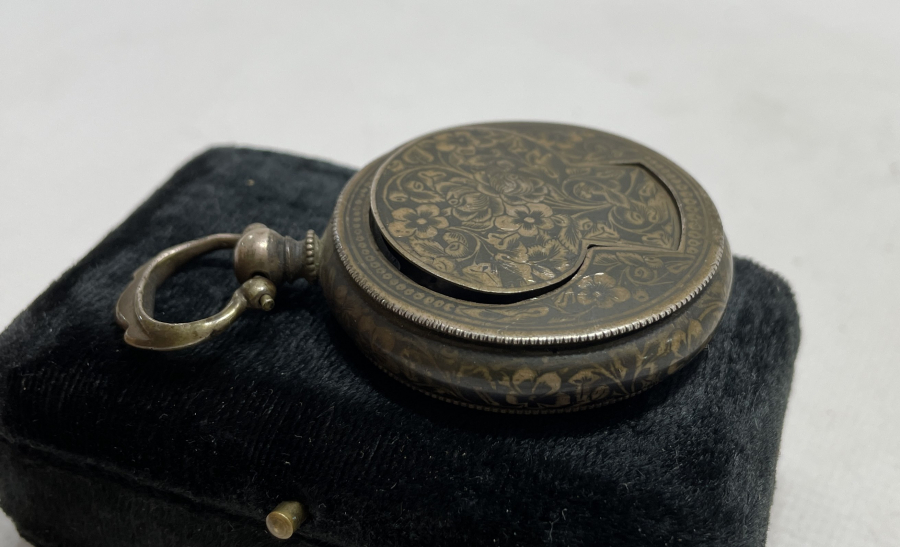 SAAT FORMUNDA ÜZERİ SAVAT İŞÇİLİKLİ OSMANLI DÖNEMİ GÜMÜŞ KOKULUK