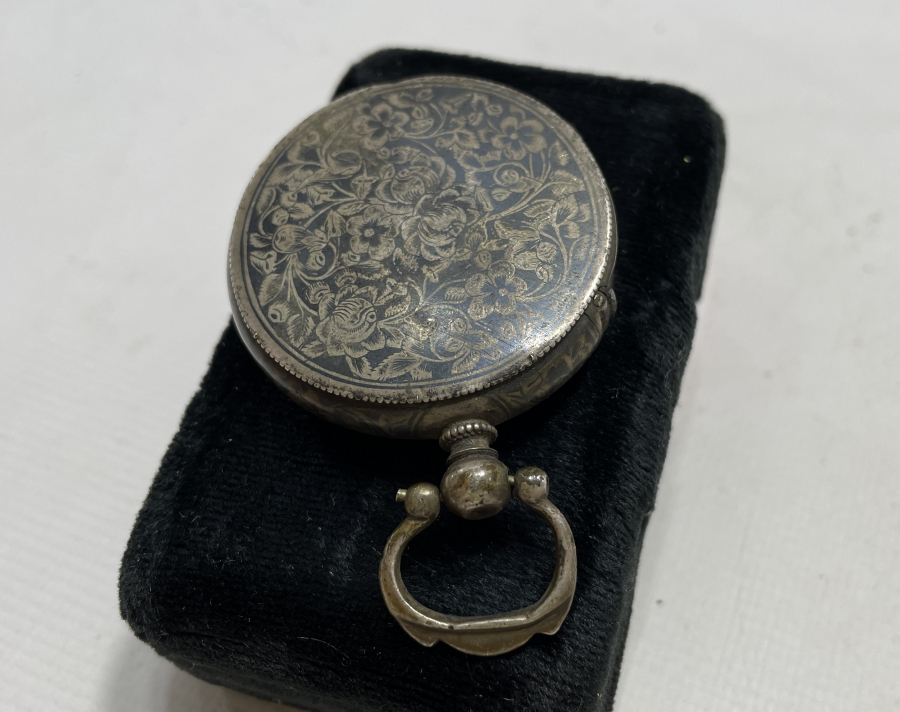 SAAT FORMUNDA ÜZERİ SAVAT İŞÇİLİKLİ OSMANLI DÖNEMİ GÜMÜŞ KOKULUK