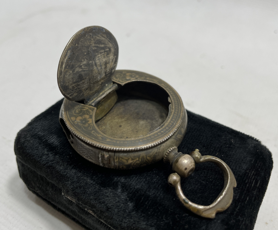 SAAT FORMUNDA ÜZERİ SAVAT İŞÇİLİKLİ OSMANLI DÖNEMİ GÜMÜŞ KOKULUK