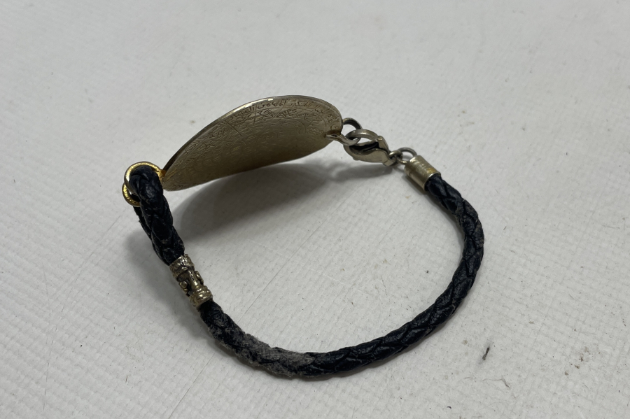 ÜZERİNDE AYET EL KÜRSİ YAZILI VE ARKAISNDA İSE NAZAR TILSIMI BULUNAN GÜMÜŞ BİLEKLİK