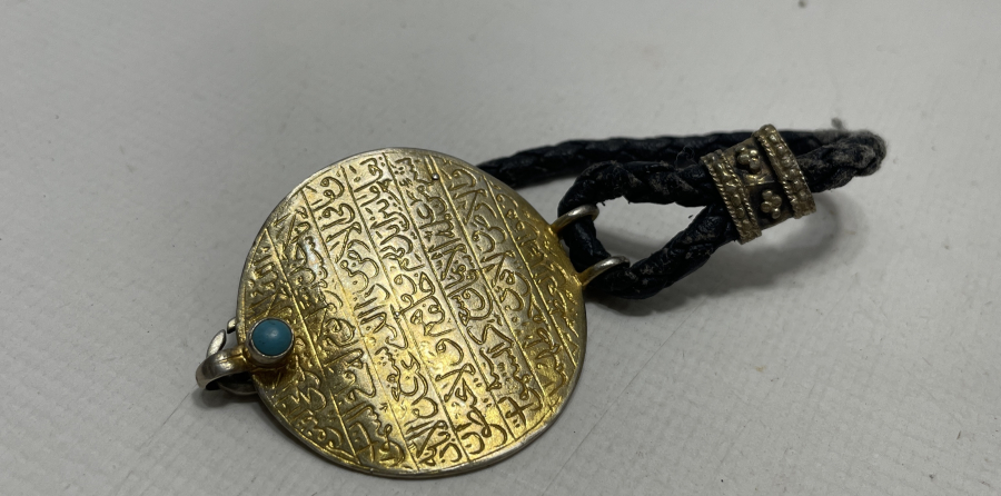 ÜZERİNDE AYET EL KÜRSİ YAZILI VE ARKAISNDA İSE NAZAR TILSIMI BULUNAN GÜMÜŞ BİLEKLİK