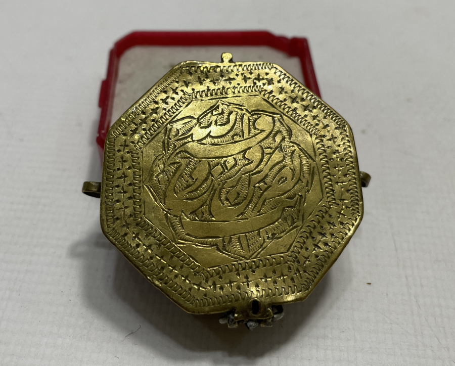 ÜZERİNDE FETİH SURESİ YAZILI NADİR SANCAK KUR'AN KABI