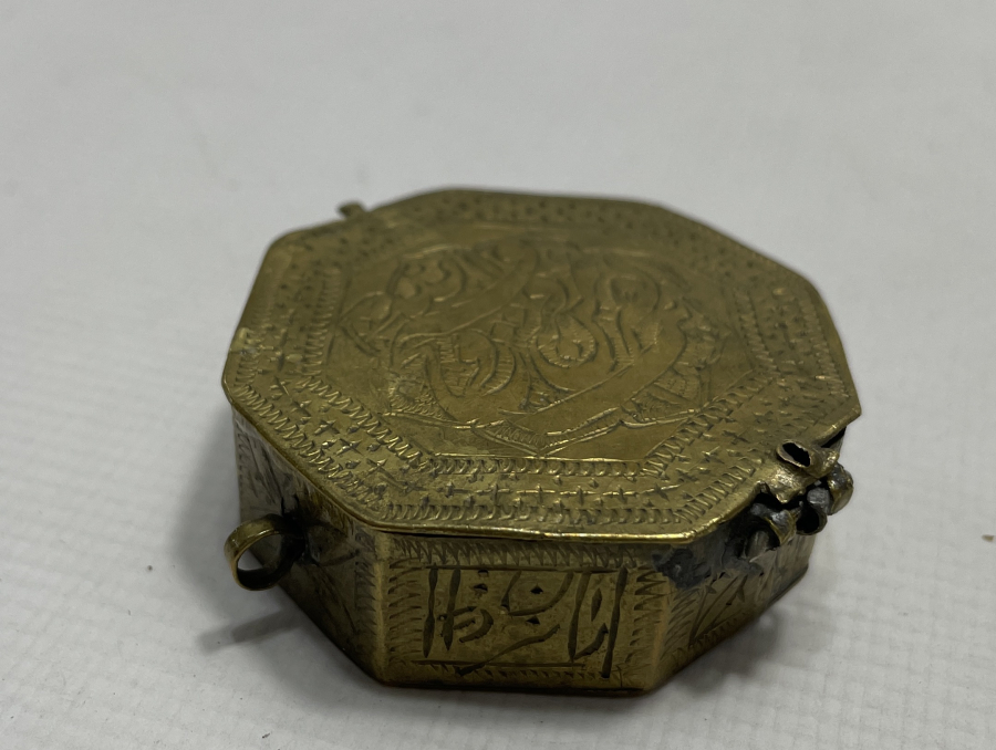 ÜZERİNDE FETİH SURESİ YAZILI NADİR SANCAK KUR'AN KABI