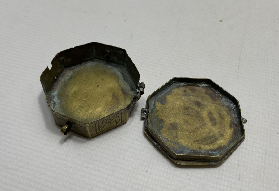 ÜZERİNDE FETİH SURESİ YAZILI NADİR SANCAK KUR'AN KABI