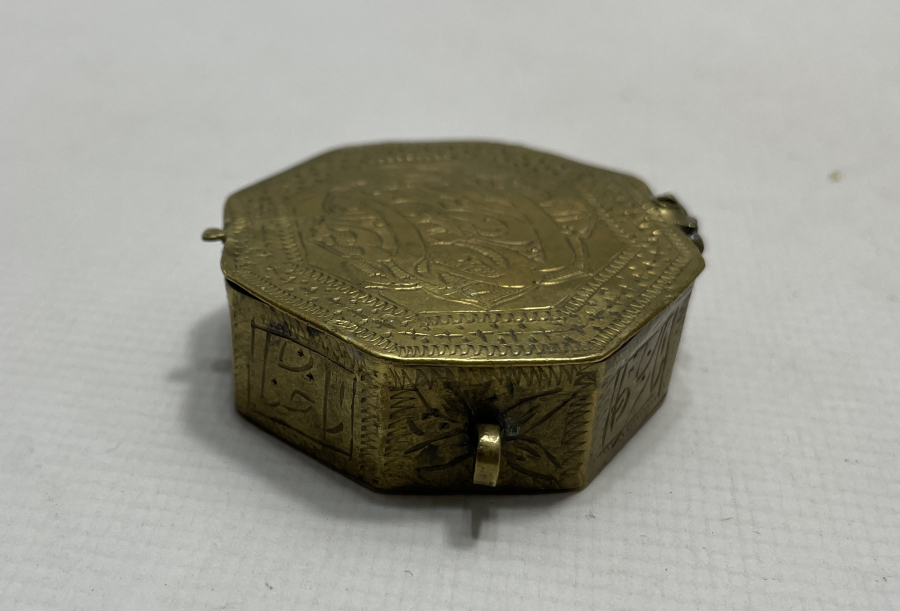 ÜZERİNDE FETİH SURESİ YAZILI NADİR SANCAK KUR'AN KABI