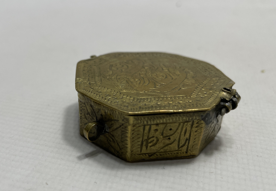 ÜZERİNDE FETİH SURESİ YAZILI NADİR SANCAK KUR'AN KABI