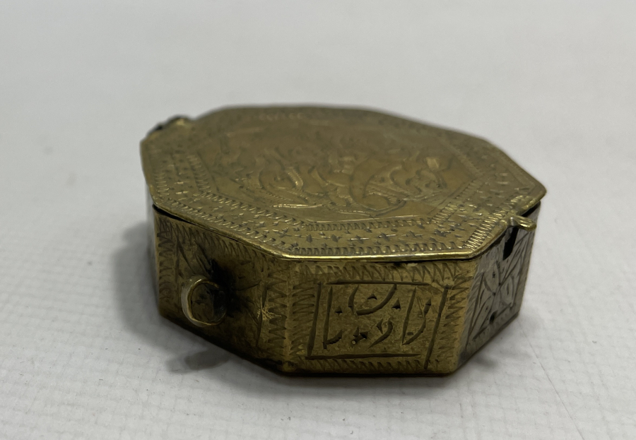 ÜZERİNDE FETİH SURESİ YAZILI NADİR SANCAK KUR'AN KABI