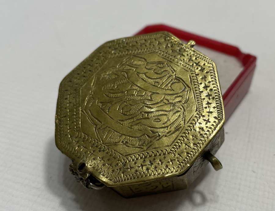 ÜZERİNDE FETİH SURESİ YAZILI NADİR SANCAK KUR'AN KABI