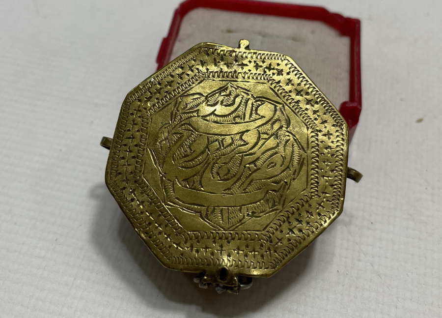 ÜZERİNDE FETİH SURESİ YAZILI NADİR SANCAK KUR'AN KABI