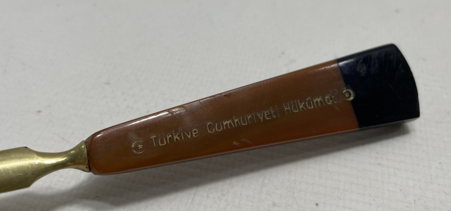 ÜZERİNDE TÜRKİYE CUMHURİYETİ HÜKÜMETİ YAZILI CUMHURİYET BAŞLARI KATALİN SAPLI ZARF AÇACAĞI