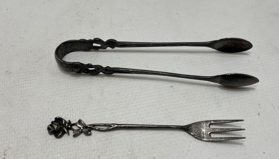 ANTİKA GÜMÜŞTEN MAMUL LİMON ÇATALI VE ŞEKER TUTACAĞI