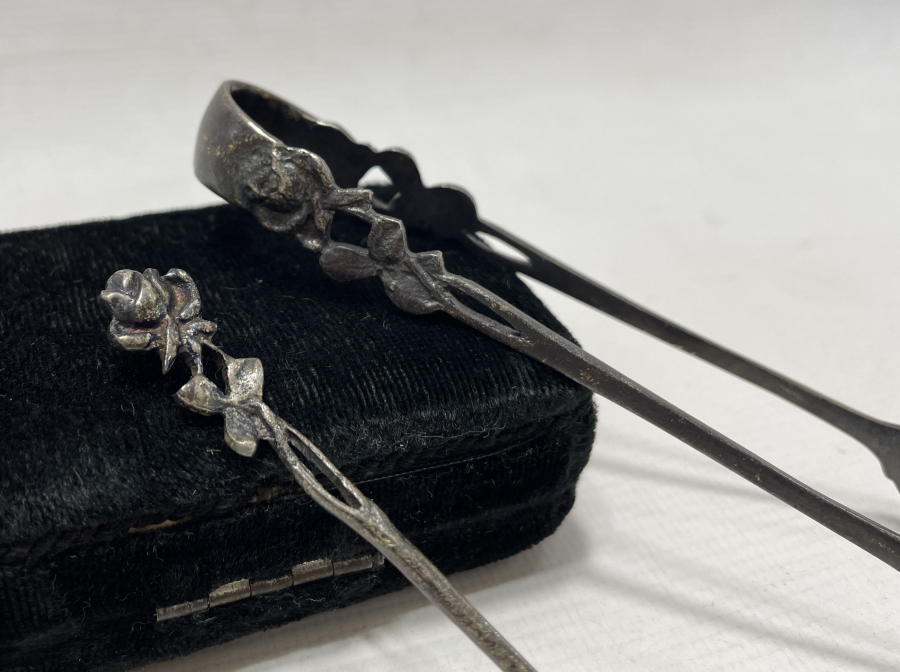 ANTİKA GÜMÜŞTEN MAMUL LİMON ÇATALI VE ŞEKER TUTACAĞI