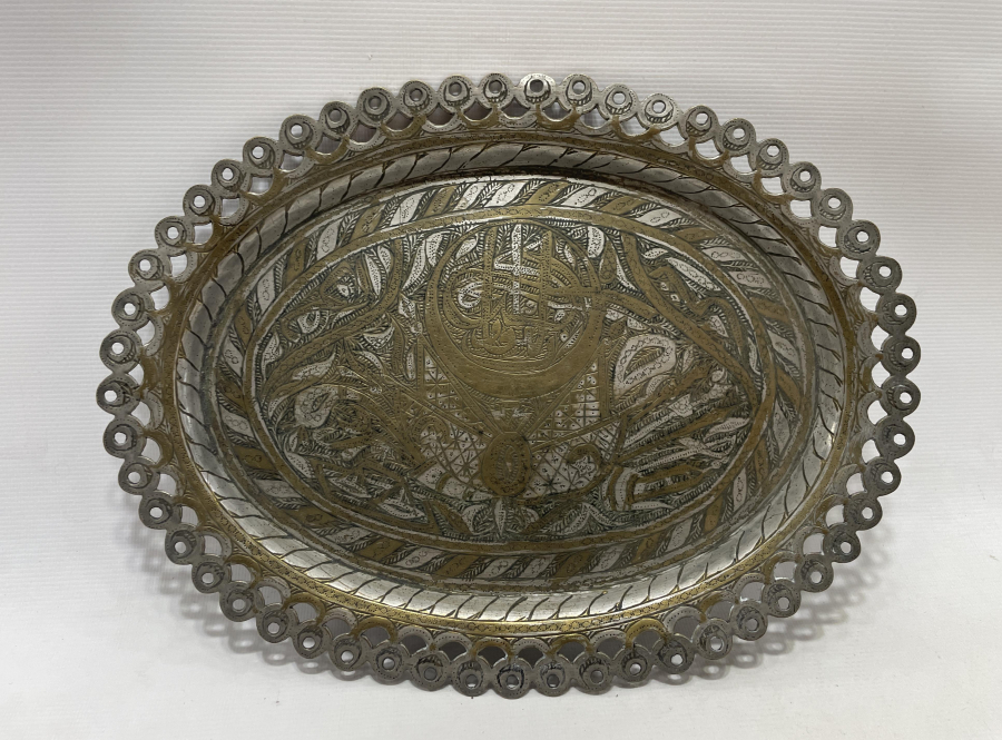 ÜZERİNDE OSMANLI DEVLET ARMASI BULUNAN NADİR FORMDA TEPSİ