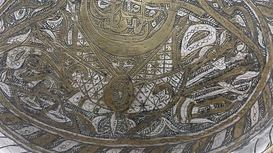 ÜZERİNDE OSMANLI DEVLET ARMASI BULUNAN NADİR FORMDA TEPSİ