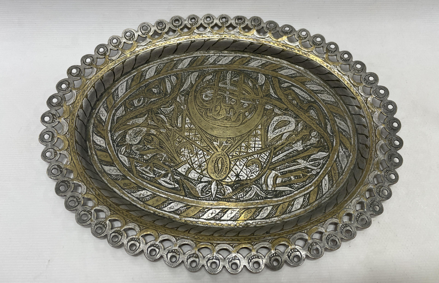 ÜZERİNDE OSMANLI DEVLET ARMASI BULUNAN NADİR FORMDA TEPSİ