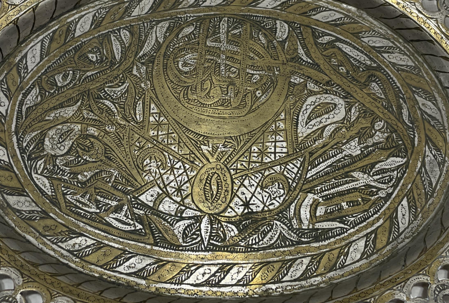 ÜZERİNDE OSMANLI DEVLET ARMASI BULUNAN NADİR FORMDA TEPSİ