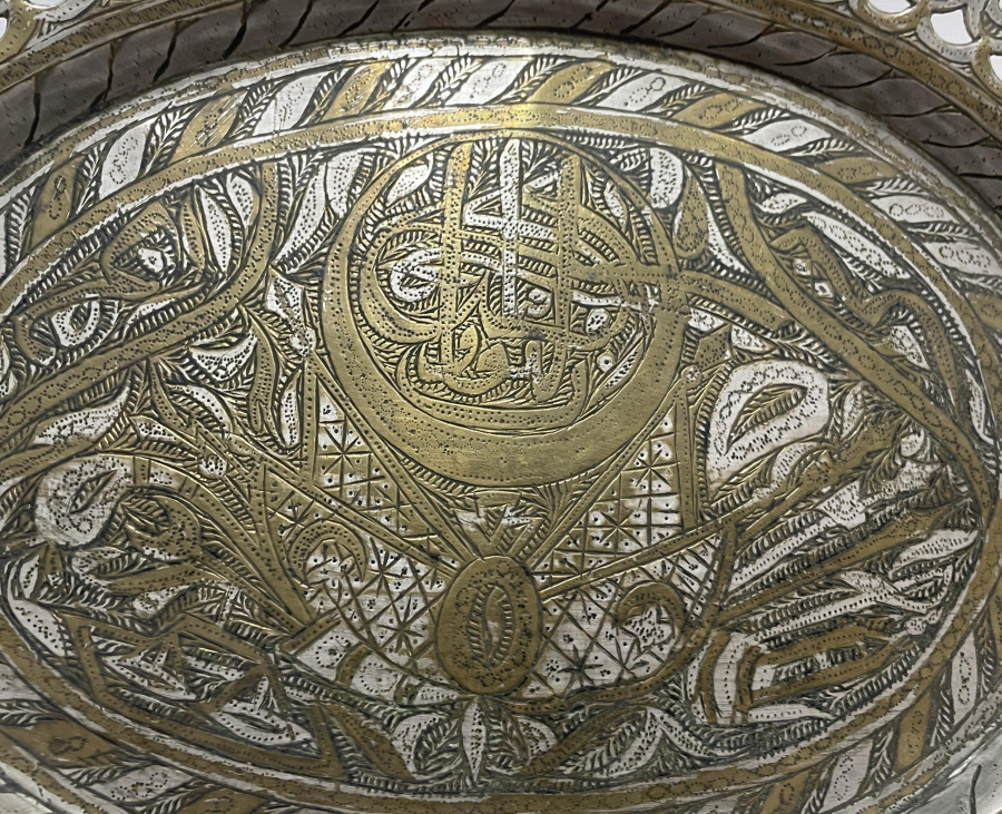 ÜZERİNDE OSMANLI DEVLET ARMASI BULUNAN NADİR FORMDA TEPSİ