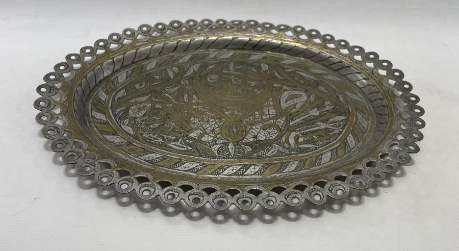 ÜZERİNDE OSMANLI DEVLET ARMASI BULUNAN NADİR FORMDA TEPSİ