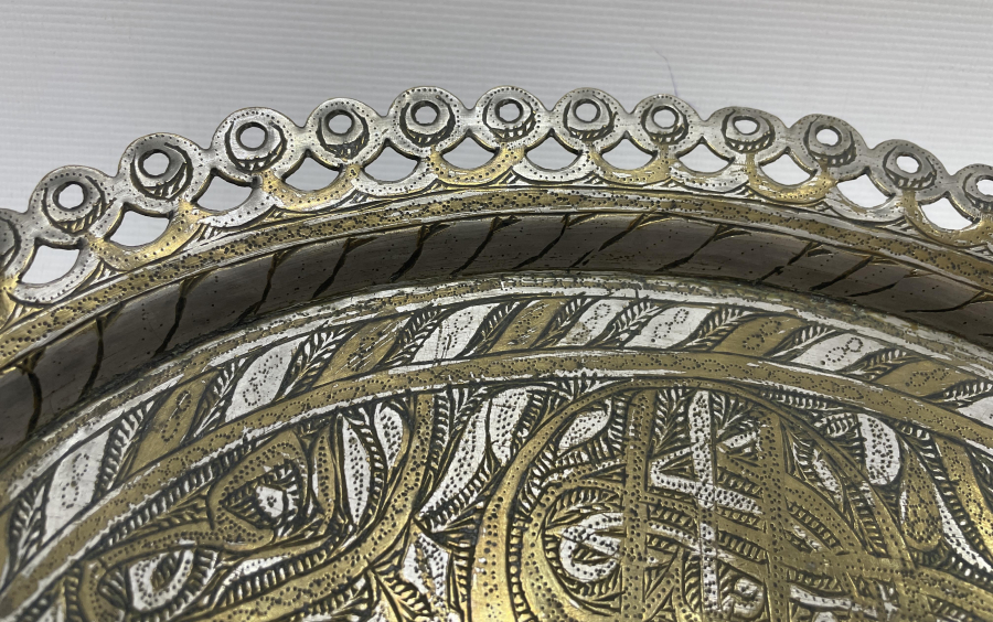 ÜZERİNDE OSMANLI DEVLET ARMASI BULUNAN NADİR FORMDA TEPSİ