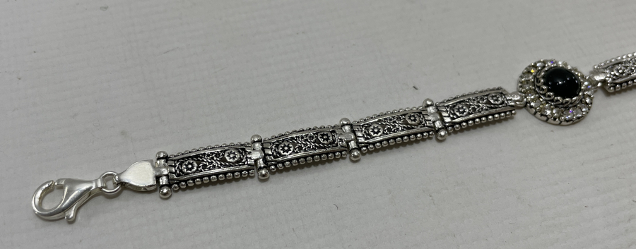 ÜZERİ AKİK TAŞLI VE TELKARİ İŞÇİLİKLİ GÜMÜŞ BİLEKLİK