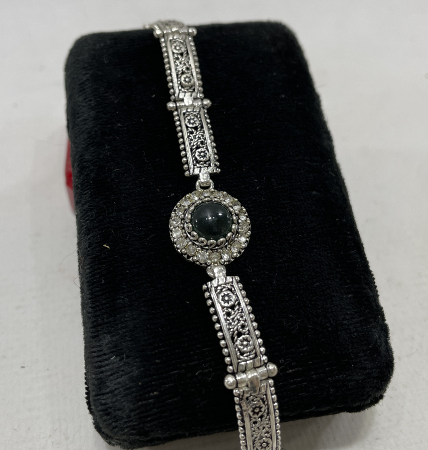 ÜZERİ AKİK TAŞLI VE TELKARİ İŞÇİLİKLİ GÜMÜŞ BİLEKLİK