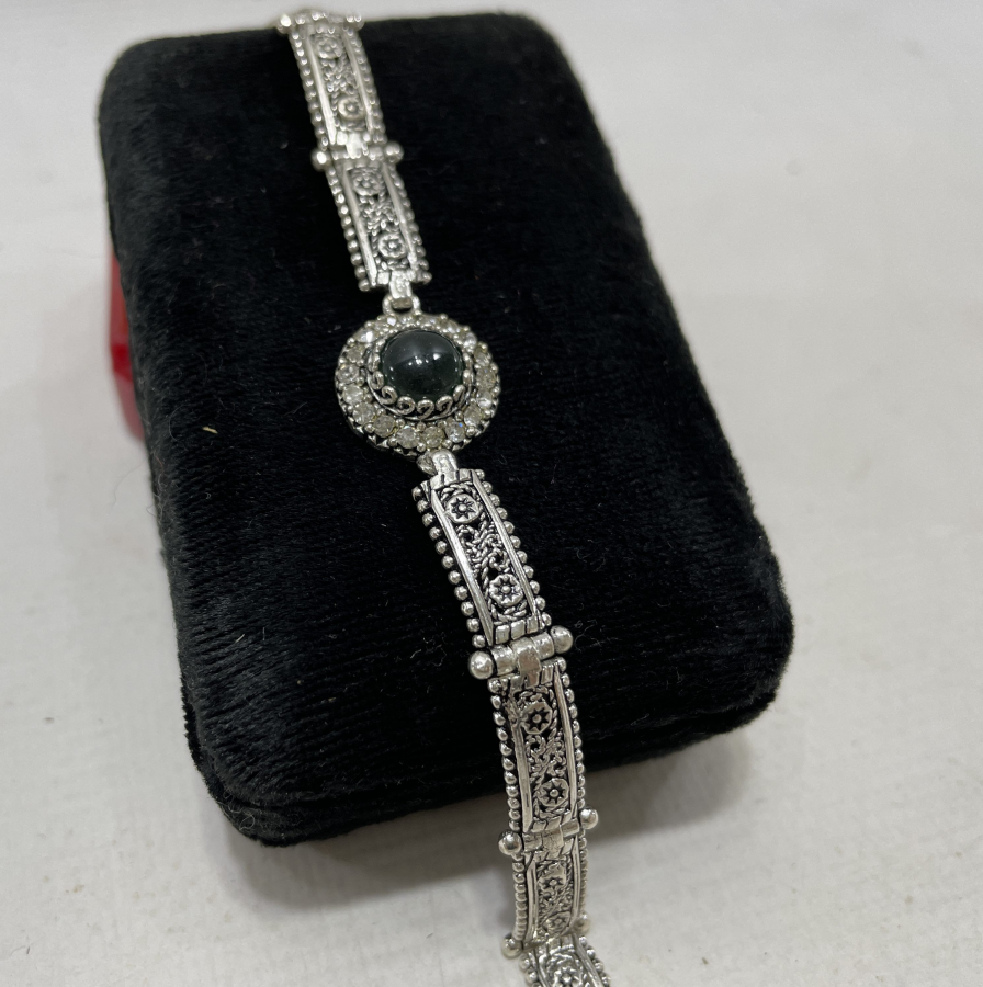 ÜZERİ AKİK TAŞLI VE TELKARİ İŞÇİLİKLİ GÜMÜŞ BİLEKLİK