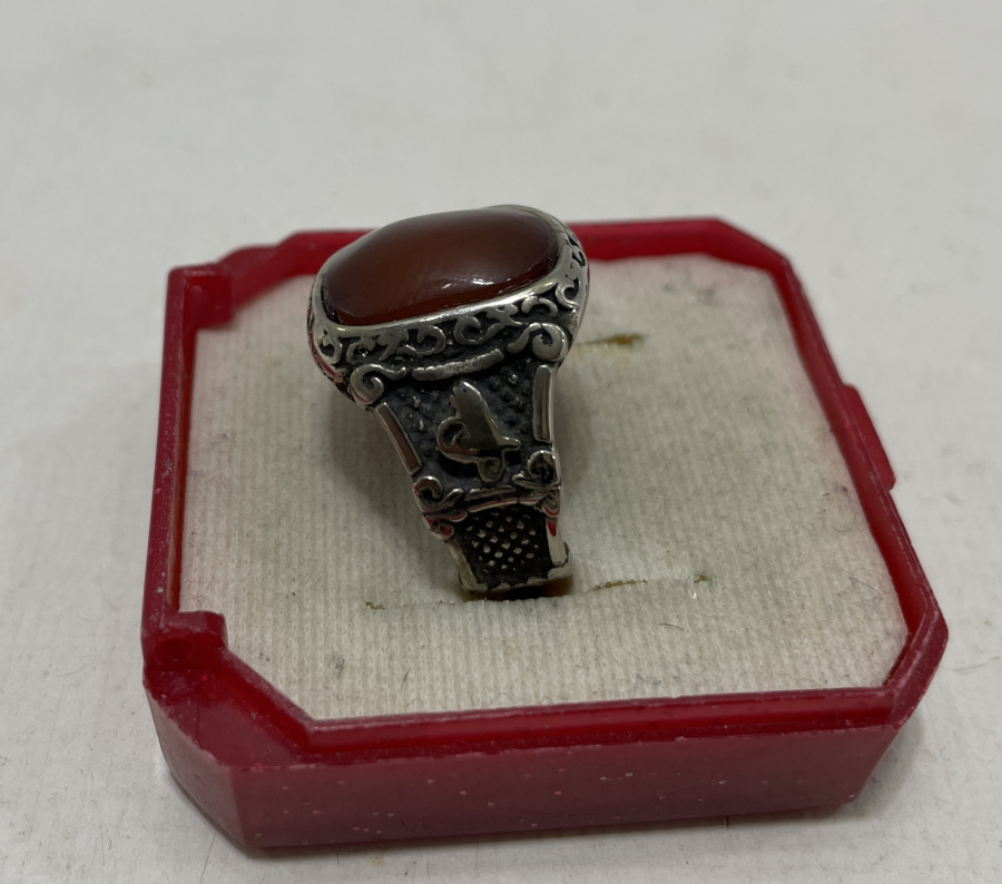 ÜZERİ SIKMA KEHRİBARDAN MAMUL ÖZEL YAPIM GÜMÜŞ YÜZÜK