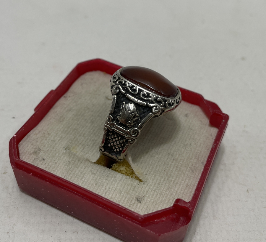 ÜZERİ SIKMA KEHRİBARDAN MAMUL ÖZEL YAPIM GÜMÜŞ YÜZÜK