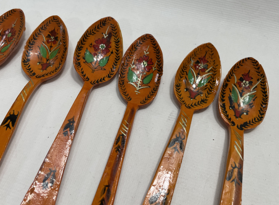 ÜZERLERİ KÖK BOYALI 6 LI ANTİKA TAHTA KAŞIK LOTU