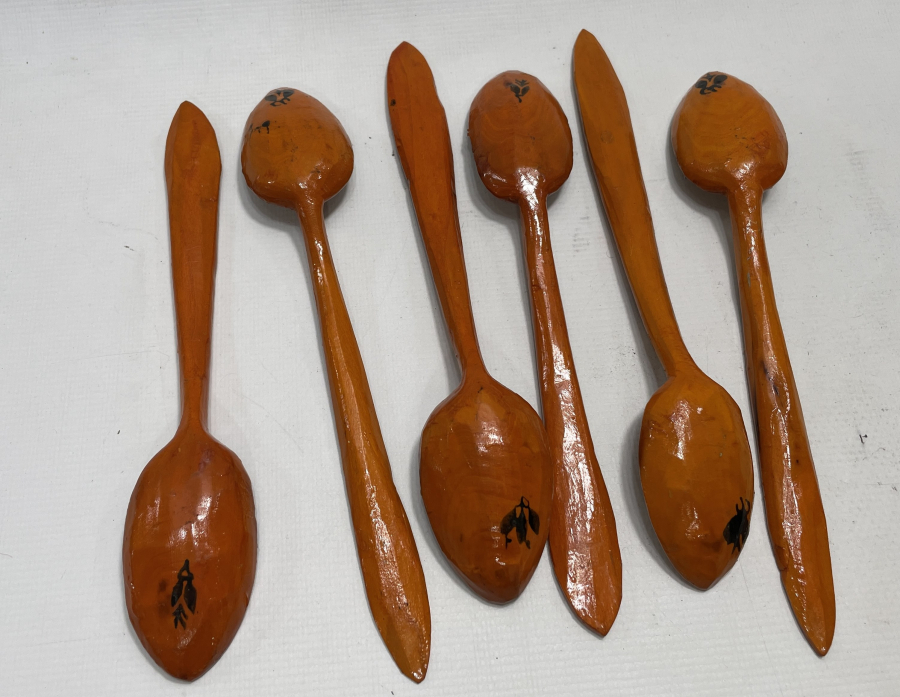 ÜZERLERİ KÖK BOYALI 6 LI ANTİKA TAHTA KAŞIK LOTU