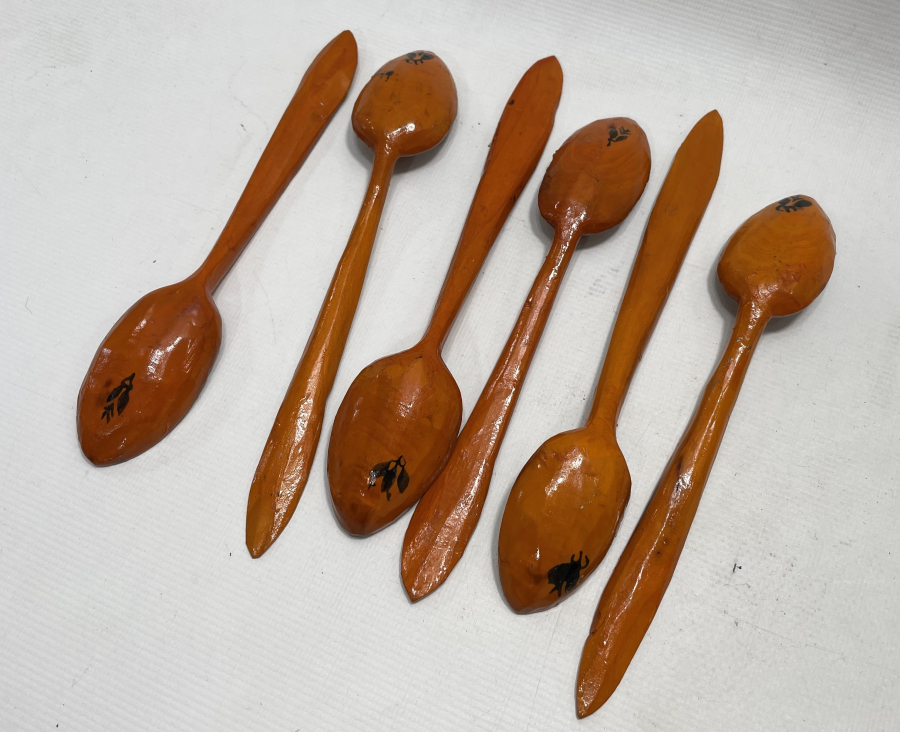 ÜZERLERİ KÖK BOYALI 6 LI ANTİKA TAHTA KAŞIK LOTU