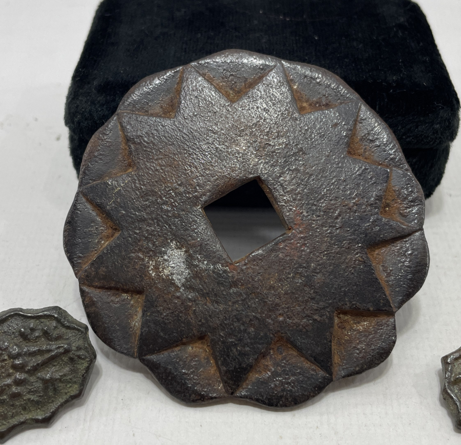 ÜZERLERİ TESLİM TAŞI FORMUNDA ÇOK NADİR TEKKE İŞİ KAPI PARÇALARI