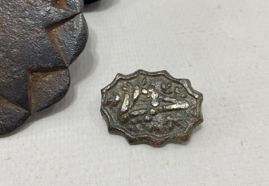 ÜZERLERİ TESLİM TAŞI FORMUNDA ÇOK NADİR TEKKE İŞİ KAPI PARÇALARI