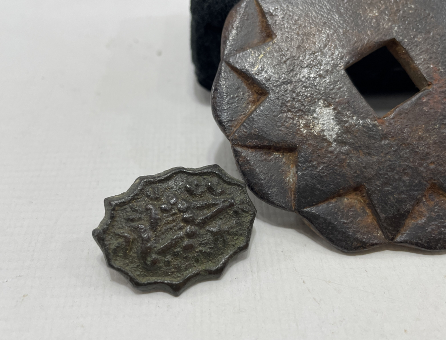 ÜZERLERİ TESLİM TAŞI FORMUNDA ÇOK NADİR TEKKE İŞİ KAPI PARÇALARI