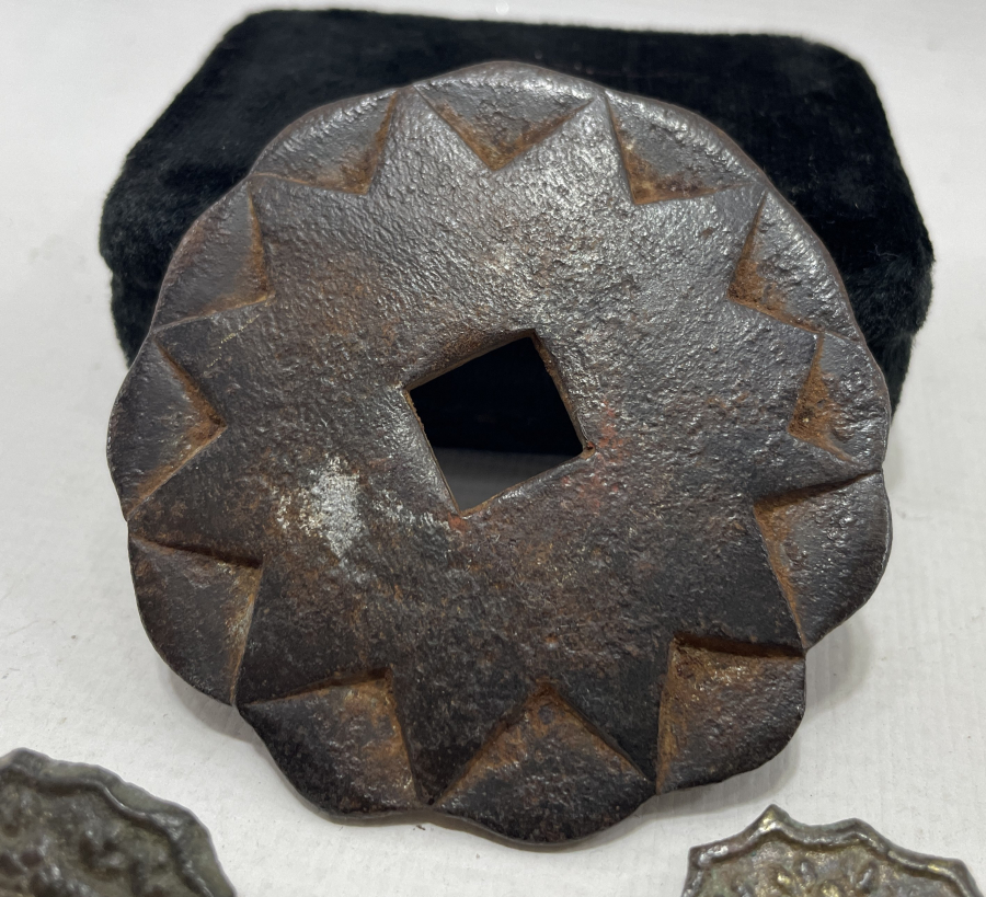 ÜZERLERİ TESLİM TAŞI FORMUNDA ÇOK NADİR TEKKE İŞİ KAPI PARÇALARI