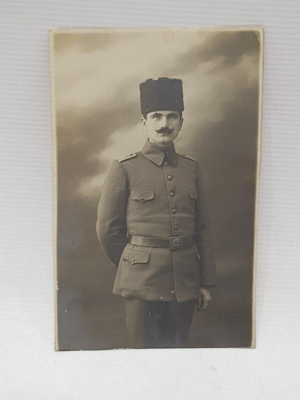 1918 TARİHLİ KALPAKLI VE ÜNİFORMALI OSMANLI SUBAYI 