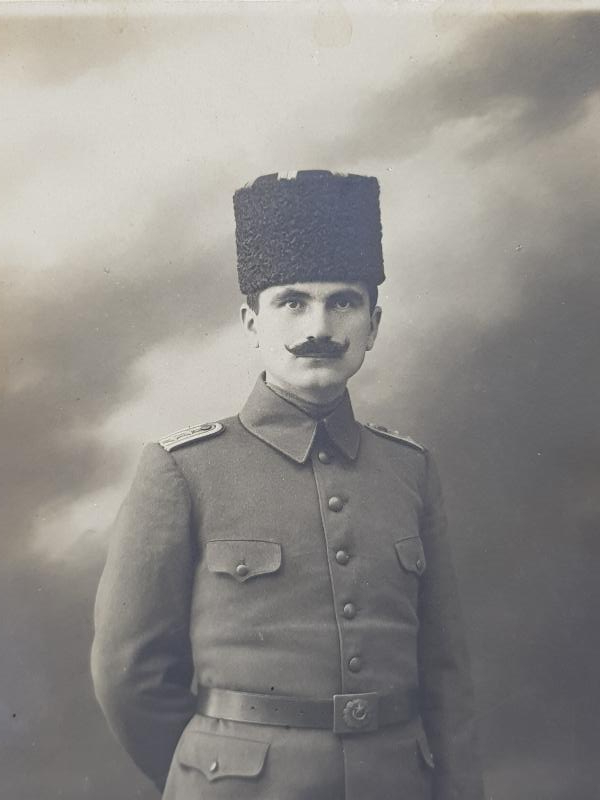 1918 TARİHLİ KALPAKLI VE ÜNİFORMALI OSMANLI SUBAYI 