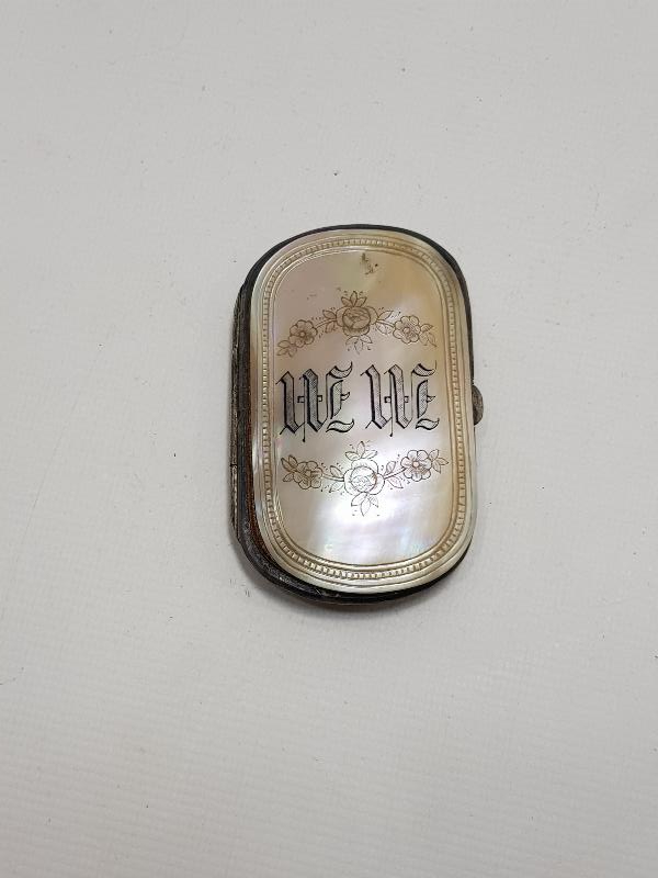 İNİSİYALLİ VE KALEM İŞÇİLİKLİ SEDEF KUTU 