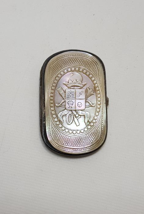 İNİSİYALLİ VE KALEM İŞÇİLİKLİ SEDEF KUTU 