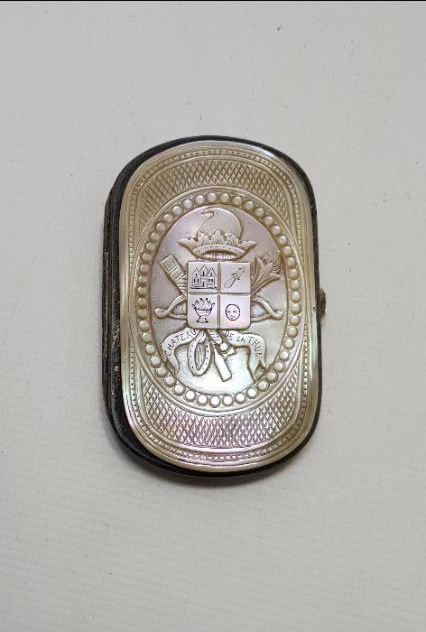 İNİSİYALLİ VE KALEM İŞÇİLİKLİ SEDEF KUTU 