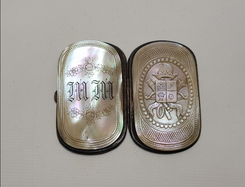 İNİSİYALLİ VE KALEM İŞÇİLİKLİ SEDEF KUTU 