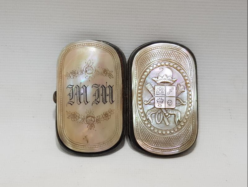 İNİSİYALLİ VE KALEM İŞÇİLİKLİ SEDEF KUTU 