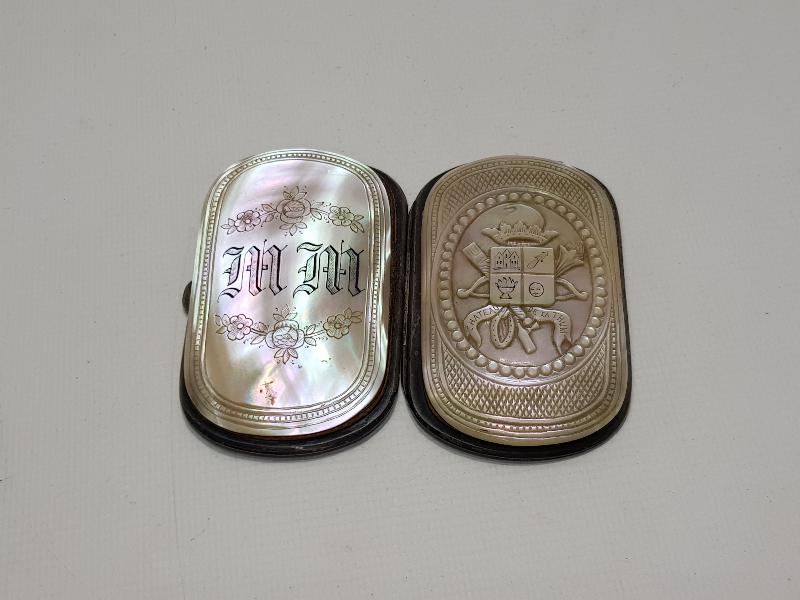 İNİSİYALLİ VE KALEM İŞÇİLİKLİ SEDEF KUTU 