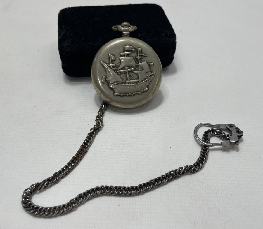 TEPEDEN KURMALI VE ARKASI GEMİLİ DENİZCİ CEP SAATİ