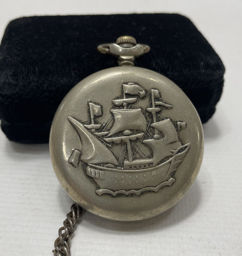 TEPEDEN KURMALI VE ARKASI GEMİLİ DENİZCİ CEP SAATİ